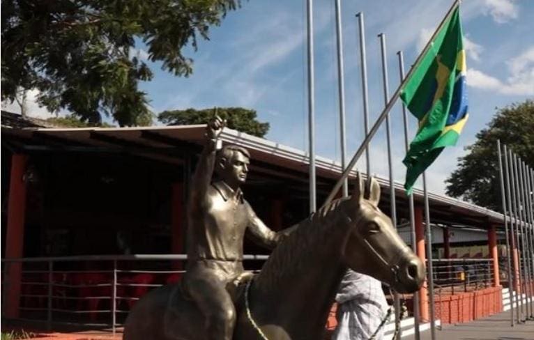 Estátua de ferro e cimento pesando 300 kg apresenta o presidente Jair Bolsonaro (PL) montado a cavalo