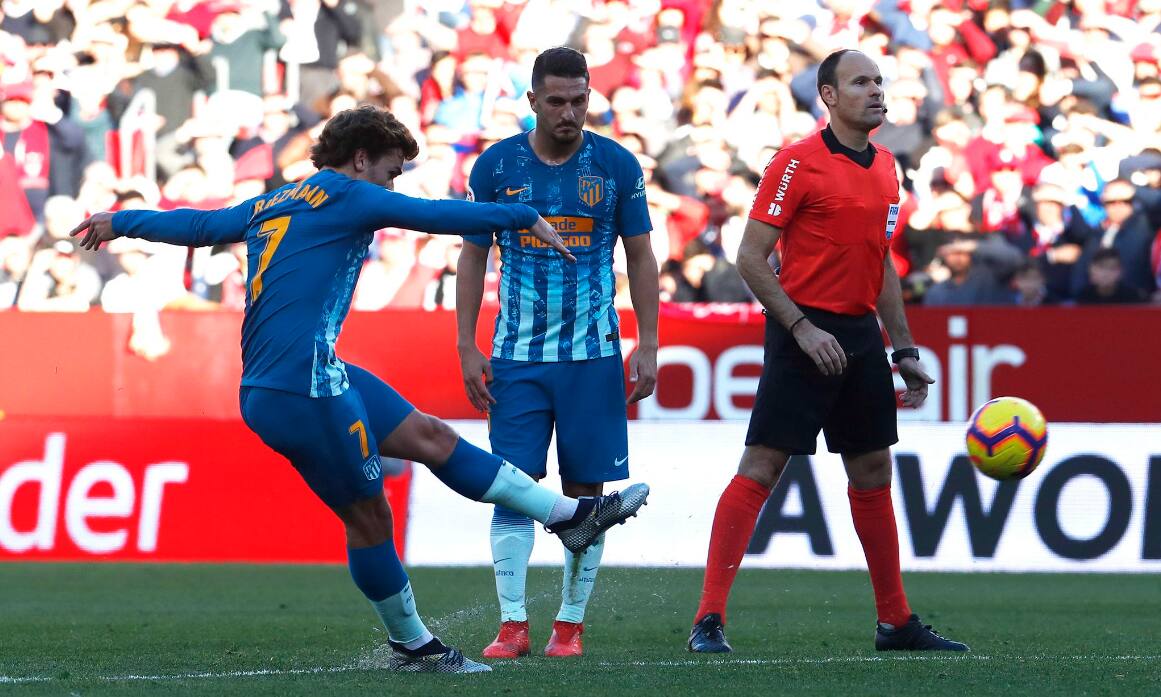Em cobrança de falta, Antoine Griezmann marcou o gol de empate para o Atlético de Madrid; o francês marcou o último gol de 2018 e o primeiro de 2019 do clube