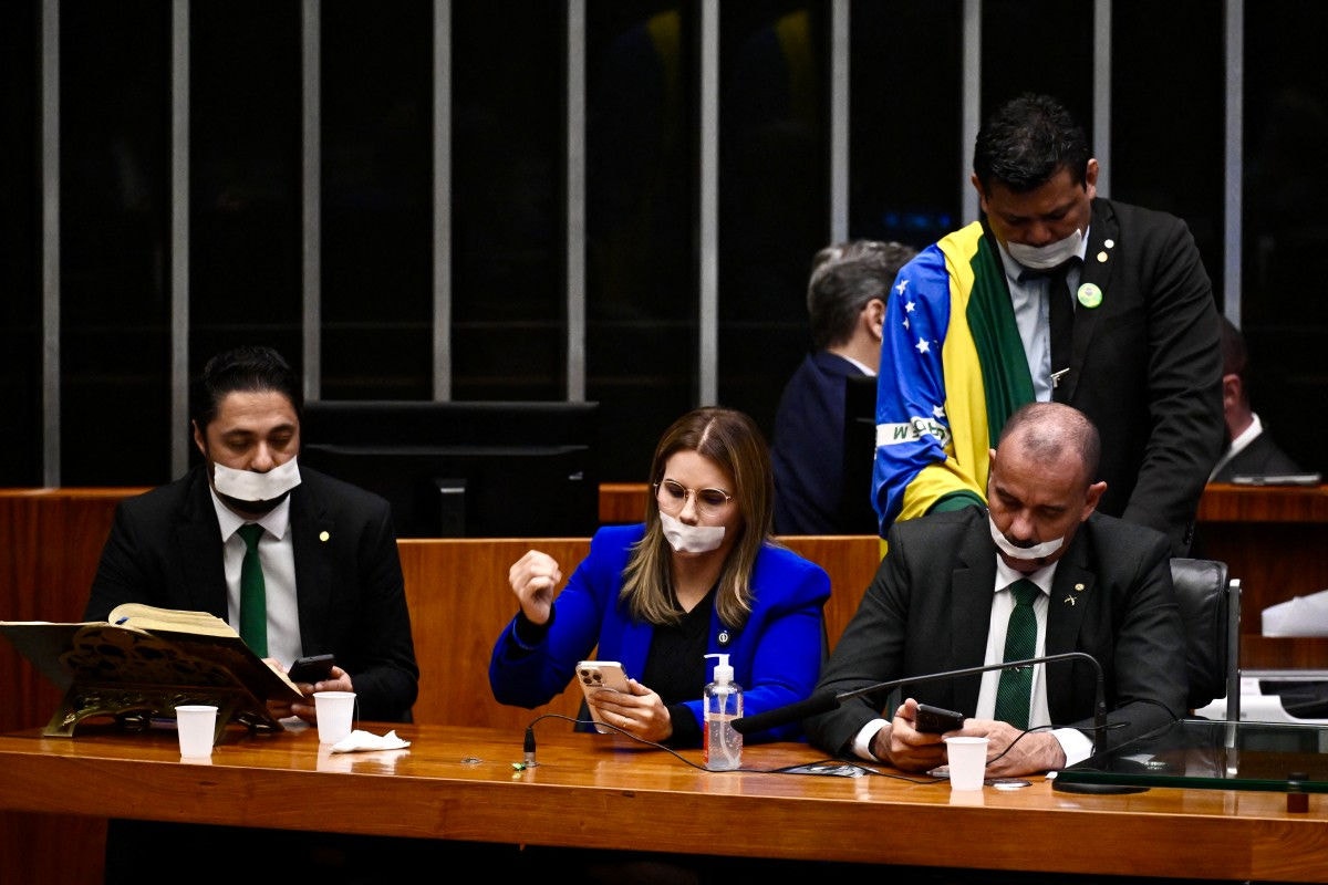 Deputados da oposição usam esparadrapos na boca durante ocupação da mesa diretora do plenário da Câmara