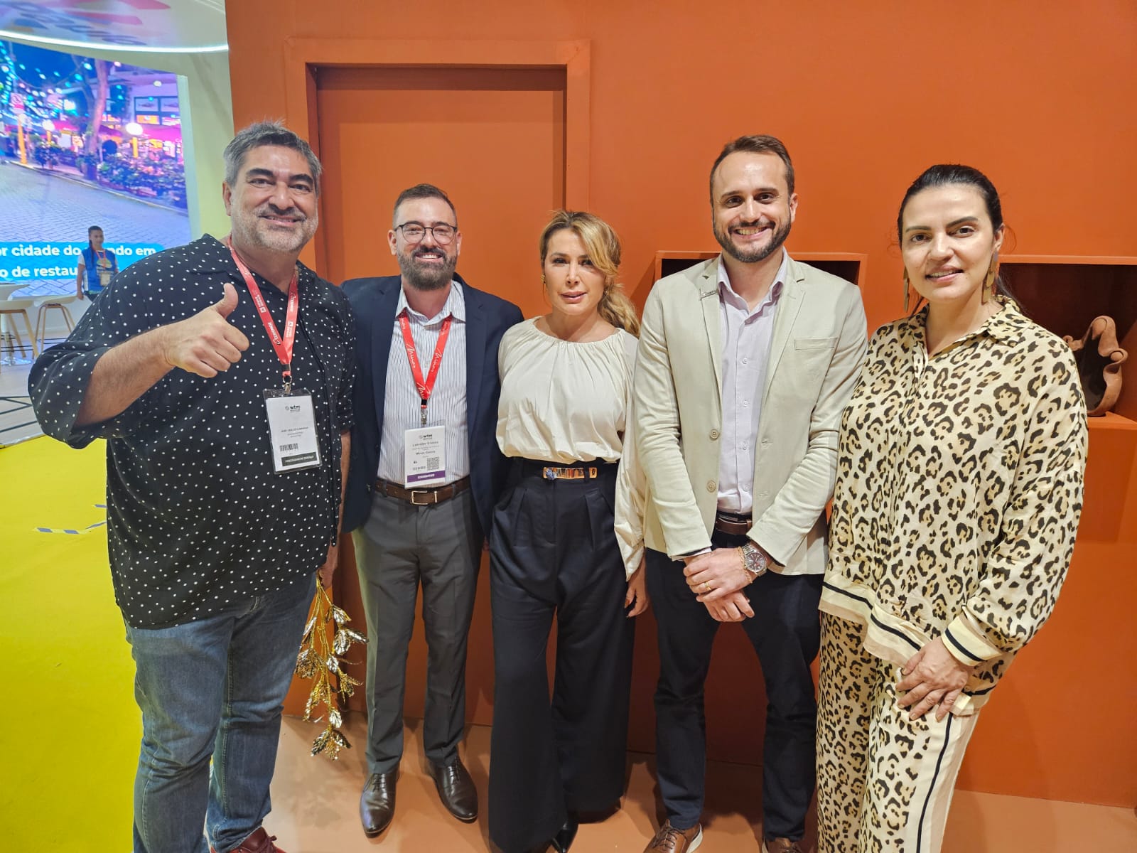 O apresentador Zeca Camargo, o secretário Leônidas Oliveira, Rúbia Coser (Travel Next Minas), Paulo Guilherme (Codemge) e Aline Glaeser (Travel Next Minas)