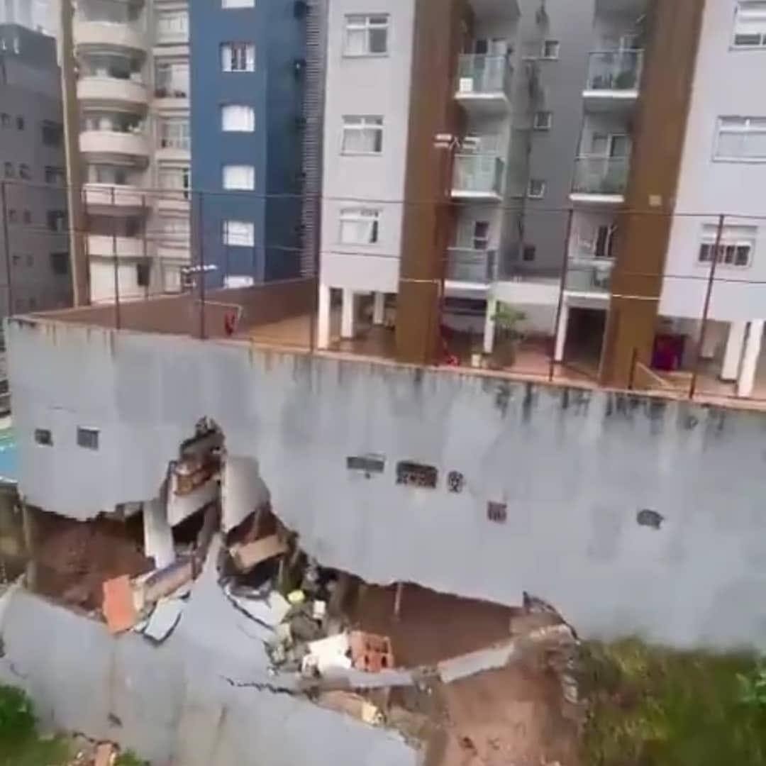 Parte do muro do prédio desabou em razão das chuvas em BH