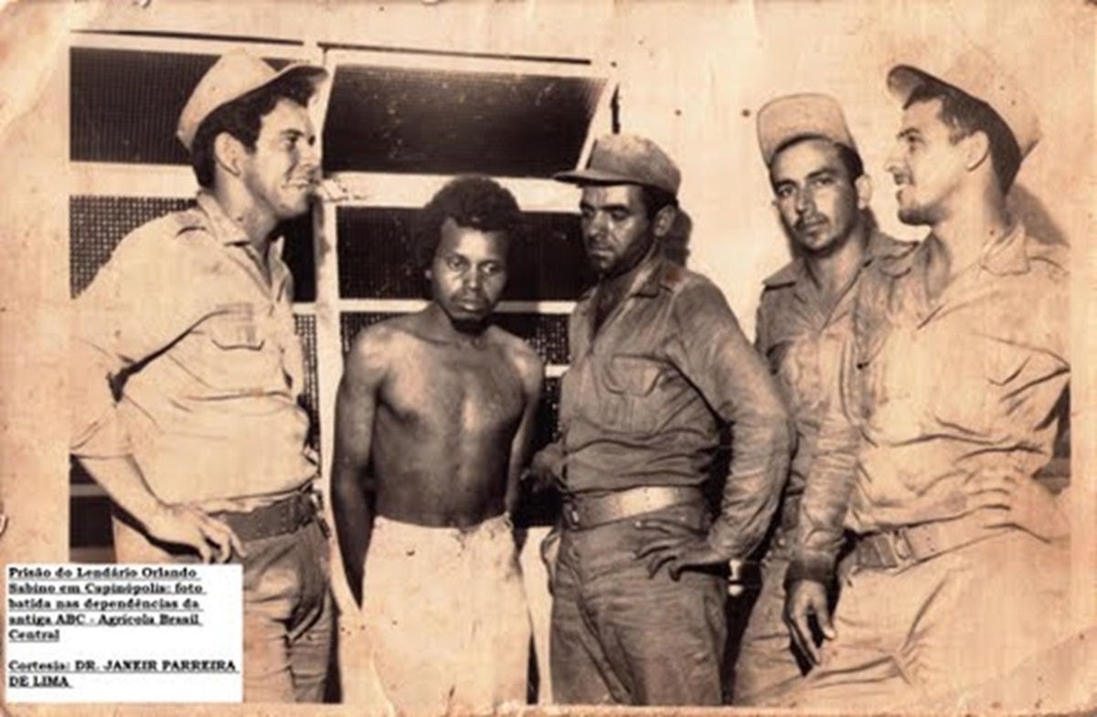 Fotografia retirada do jornal Tudo em Dia, reproduzida em 2011, mostra Orlando Sabino capturado por policiais