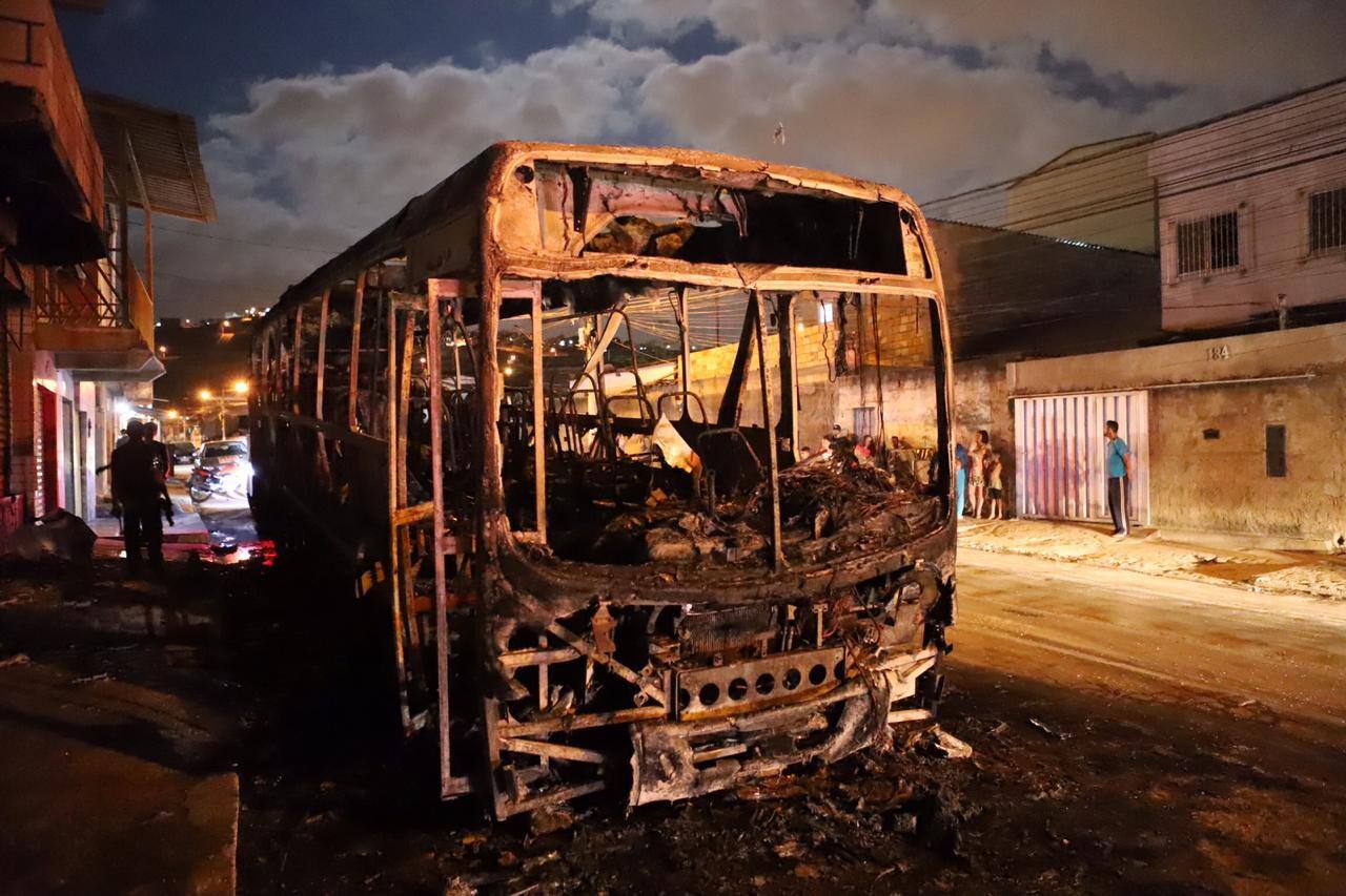 Ônibus ficou totalmente destruído por causa do fogo