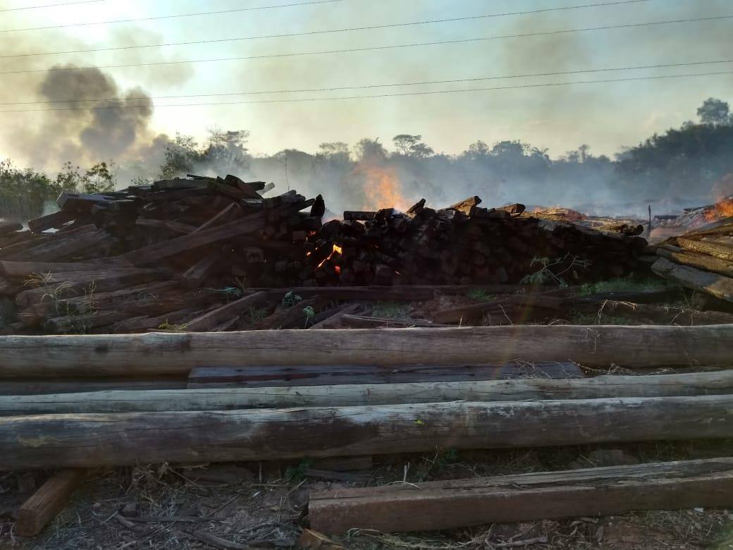 Incêndio atingiu madeiras na portaria do condomínio Retiro do Chalé, em Brumadinho