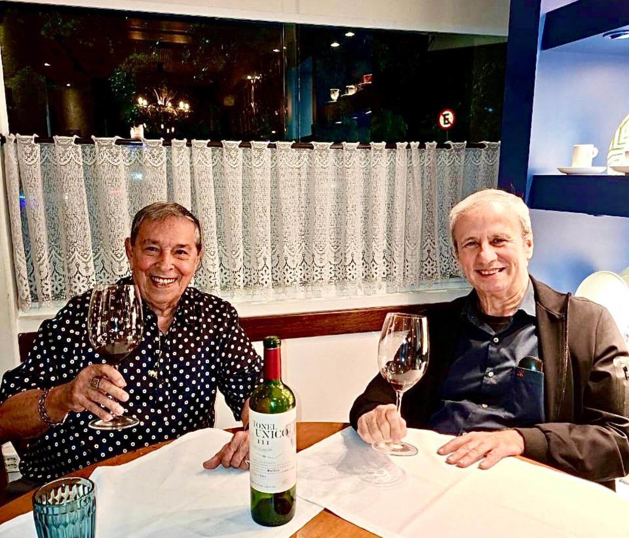 Único! Com seu amigo Avelino, Sérgio Leite de Andrade, em sua última mensagem, há uma semana: "Celebrando a Vida no Rio de Janeiro, apreciando o Tonel Unico 111 Safra 1994, Malbec envelhecido 23 anos em um único barril de carvalho francês!". 
