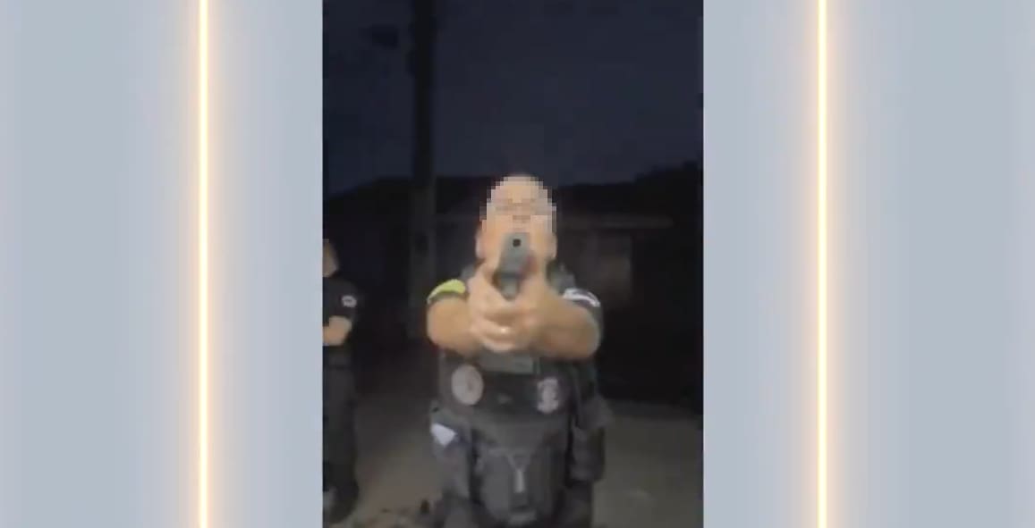 Policial Civil aponta arma para moradora de casa arrombada por engano