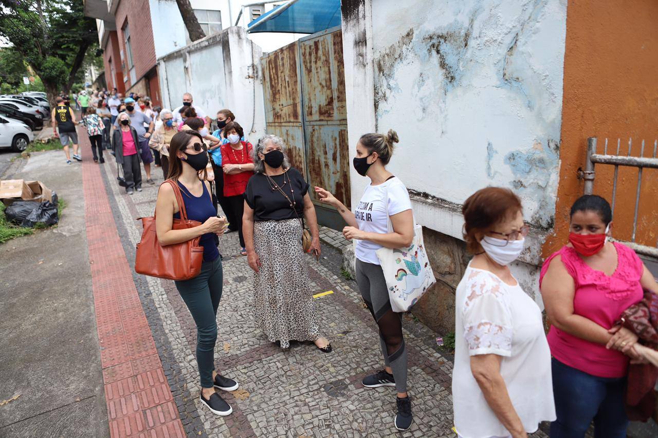 Idosos precisaram encarar uma longa fila à espera de uma vacina no Barro Preto