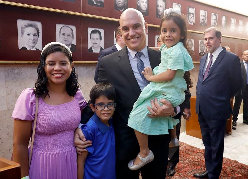 Antes de descer do colo do ministro Alexandre de Moraes, a pequena Débora alisou a cabeça dele