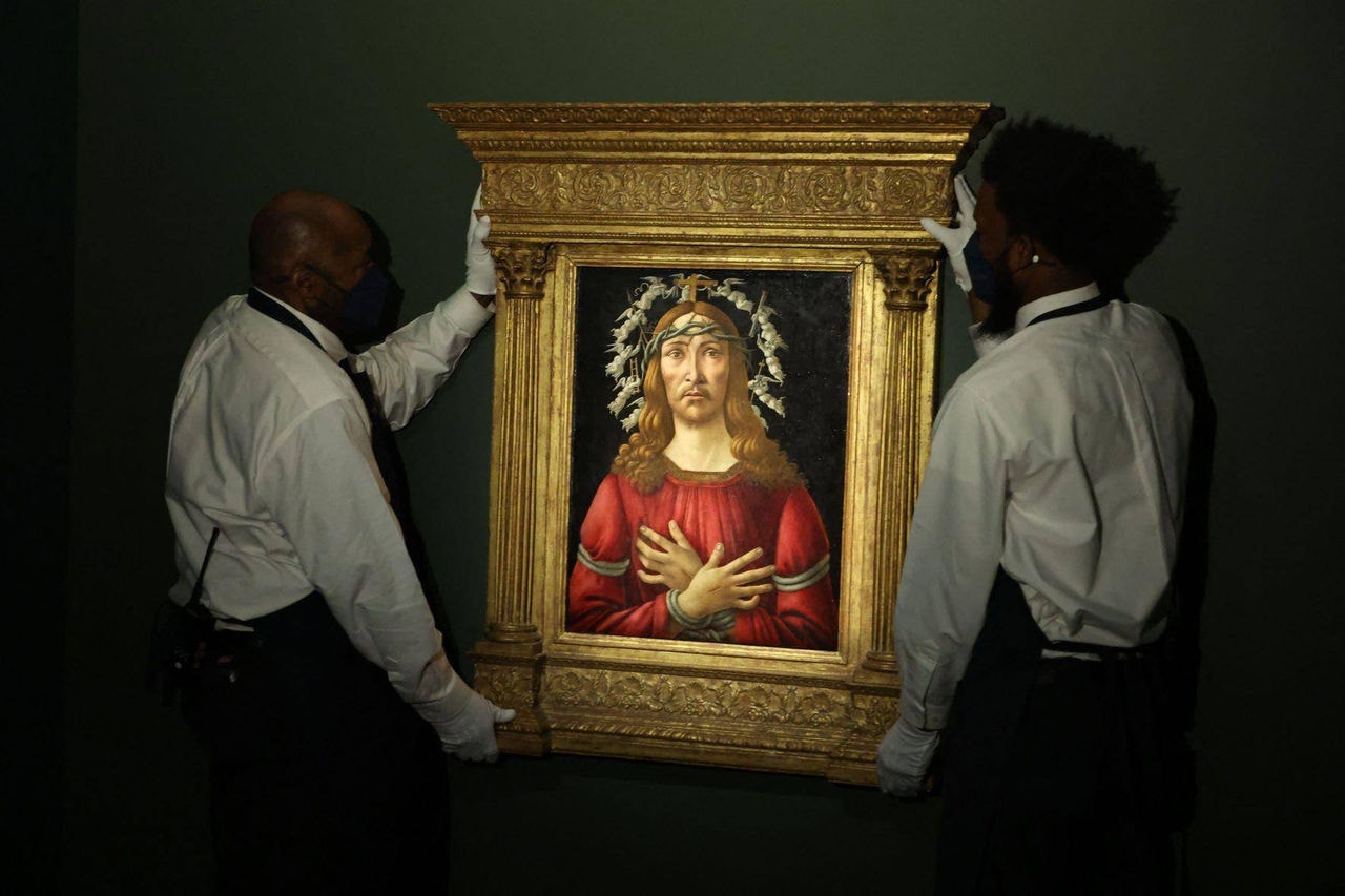 A pintura "The Man of Sorrows" é um retrato de Jesus em um fundo preto, com um olhar profundo, uma coroa de espinhos em volta da cabeça e cercado por anjos