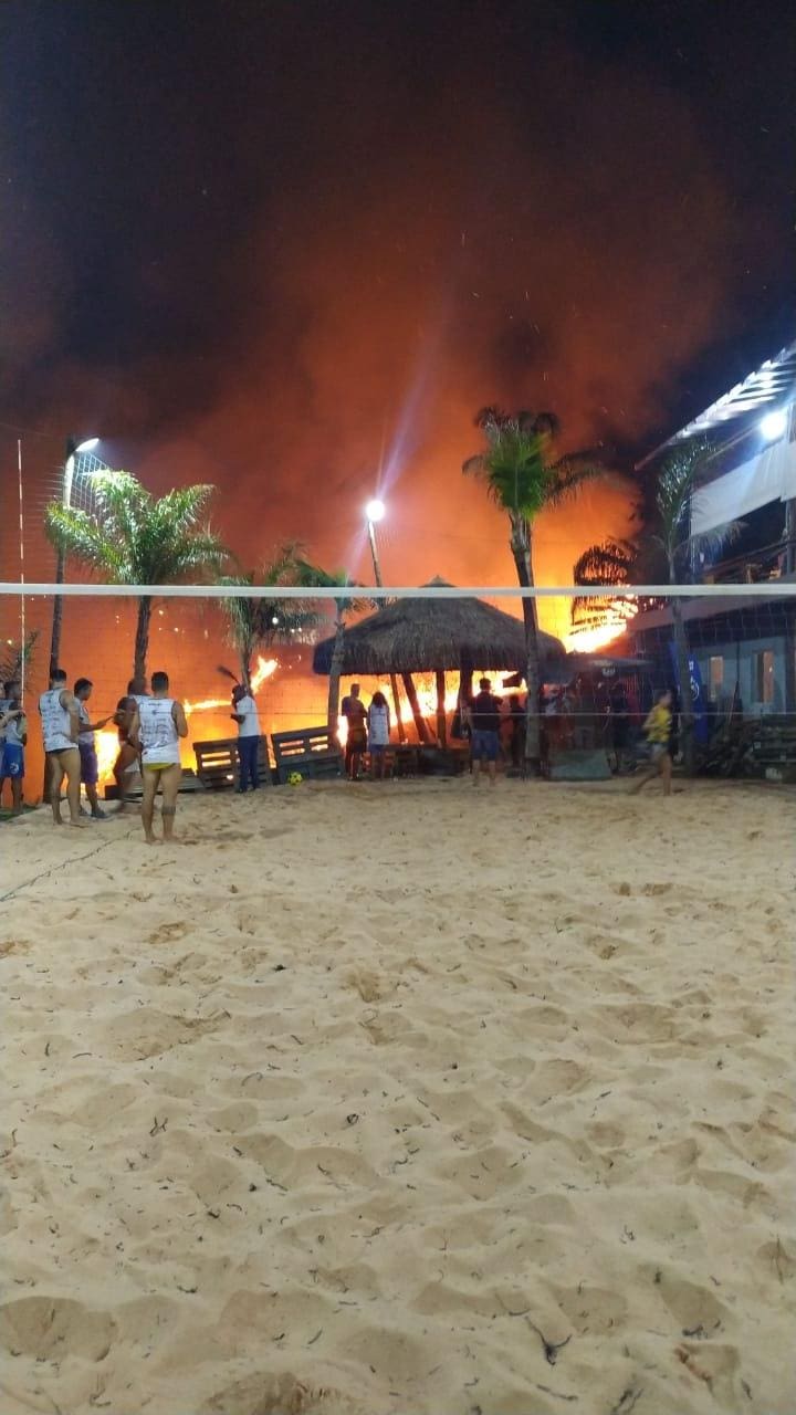 Incêndio destrói bar Deu Praia BH, no Buritis, em Belo Horizonte