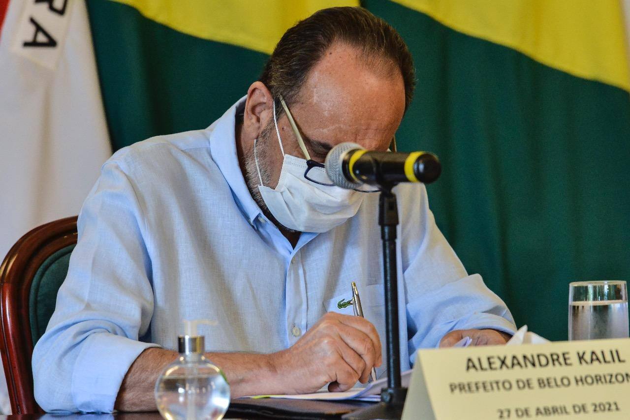 Kalil assina financiamento para vacina contra Covid da UFMG: 'Pequena ajuda'