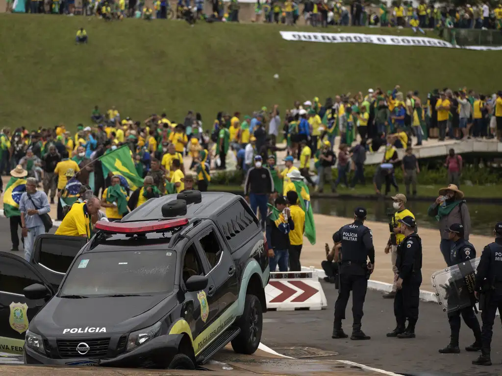 Apoiadores do ex-presidente Jair Bolsonaro invadiram prédios públicos na Praça dos Três Poderes. Na foto, carro da Polícia Legislativa depredado em frente ao Congresso Nacional