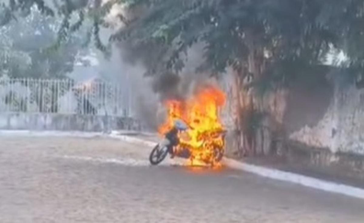 Moto da professora ficou completamente destruída pelas chamas