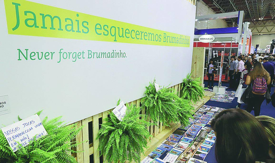 Protesto. Na Exposibram, famílias deixaram fotos de vítimas de Brumadinho no estande da Vale, que cancelou coletiva marcada para esta terça-feira