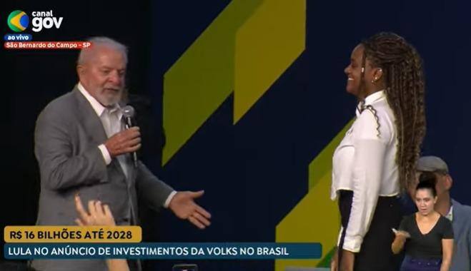 O presidente Lula com a jovem Luiza Eduarda Leôncio, de 20 anos, funcionária da Volkswagen, no ABC Paulista (SP)