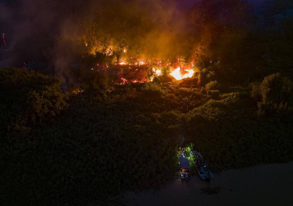 Registro de um incêndio em área verde do Pantanal