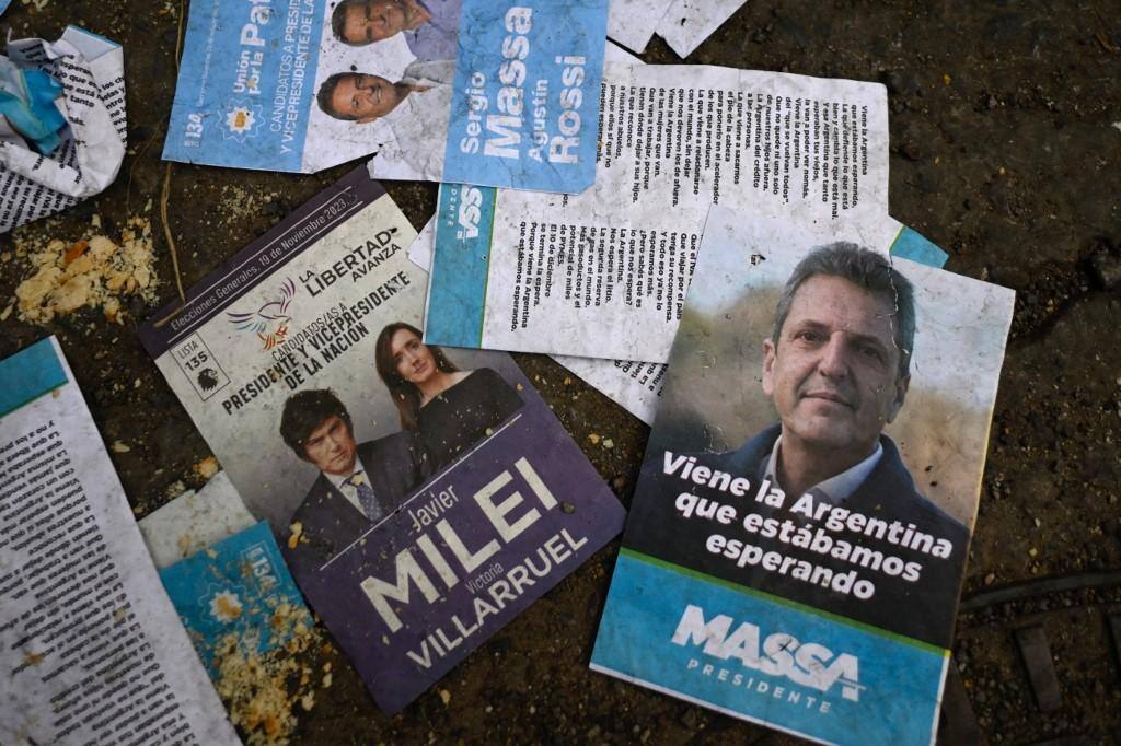 Folhetos de campanha dos candidatos à presidência da Argentina espalhados no chão de rua em Buenos Aires