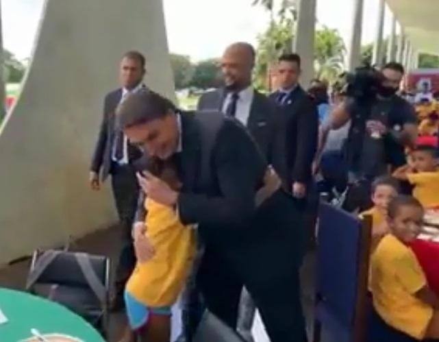 Presidente estava sem máscara durante o evento