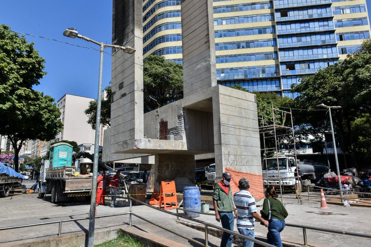 Monumento na Praça do Rio Branco está sendo restaurado pela prefeitura e deve ficar pronto até o fim setembro