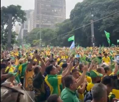 Manifestantes já se reúnem na Avenida Paulista para ato pró-Bolsonaro