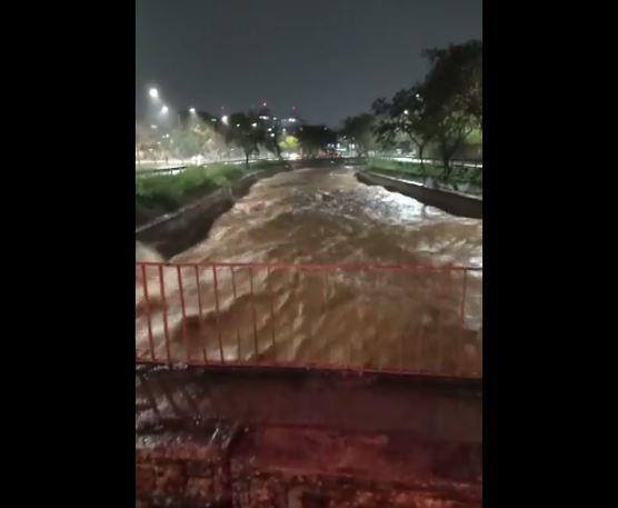 Nível do Ribeirão Arrudas subiu nesta segunda-feira (18) em BH