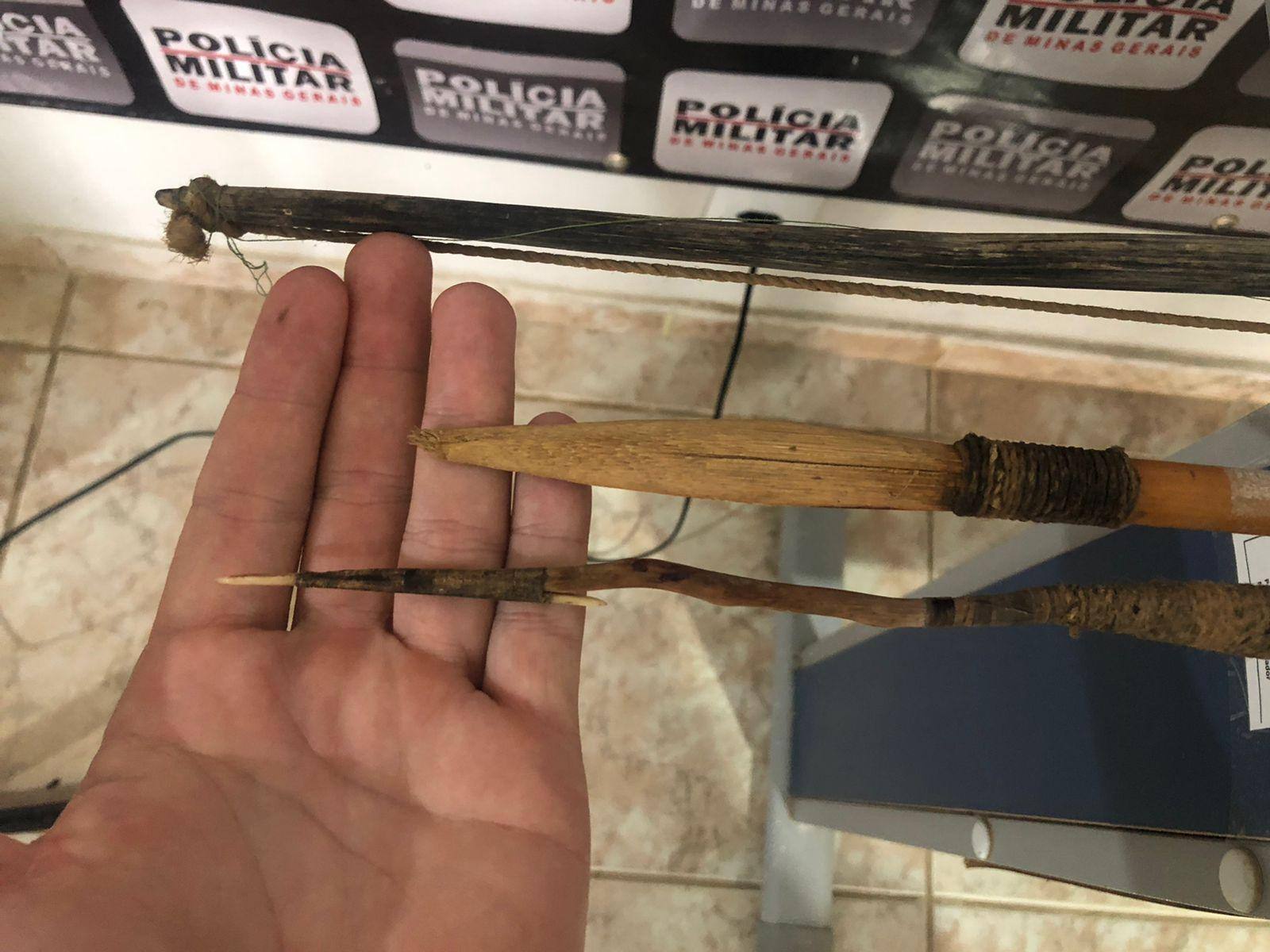 Suspeito estava com arco e flecha