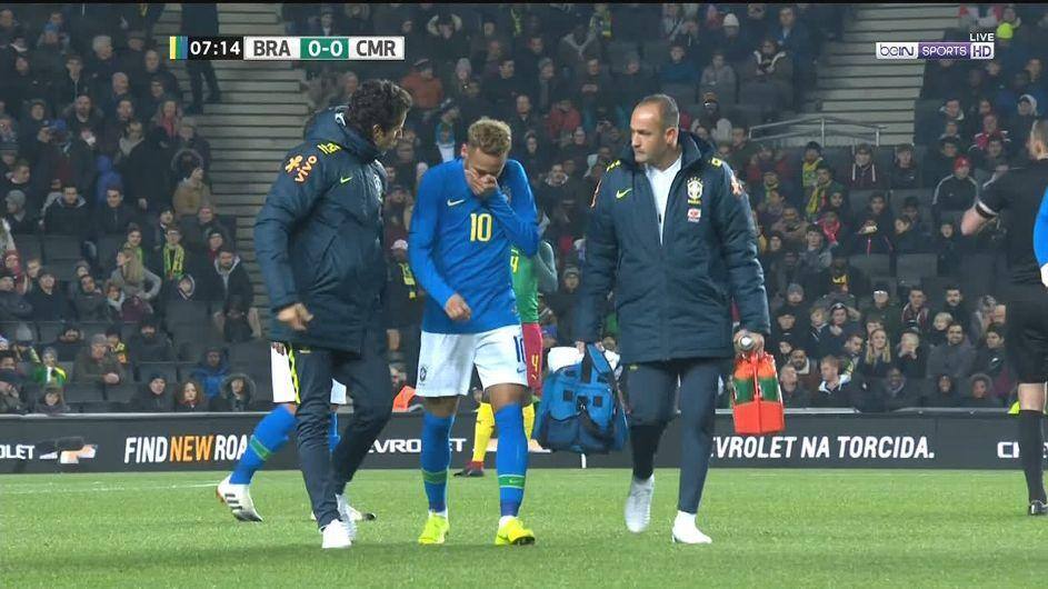Neymar se machuca e é substituído com sete minutos de amistoso