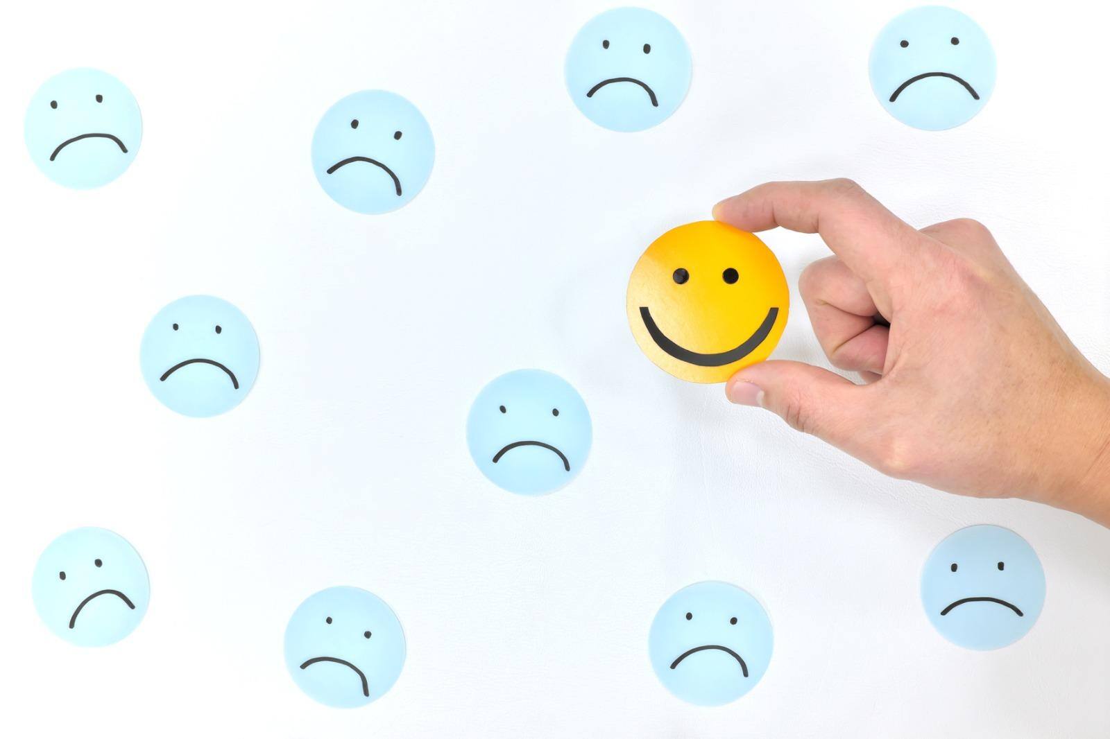 Psicóloga aponta a importância de acolher a tristeza sem julgamentos para se alcançar uma felicidade verdadeira