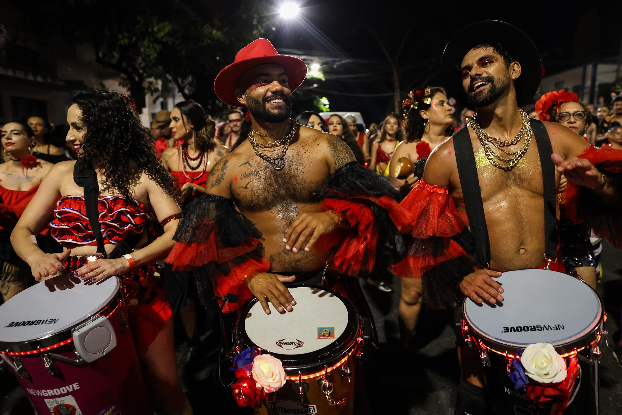 Bloco Roda de Timbau agita foliões na avenida Augusto de Lima, em BH 