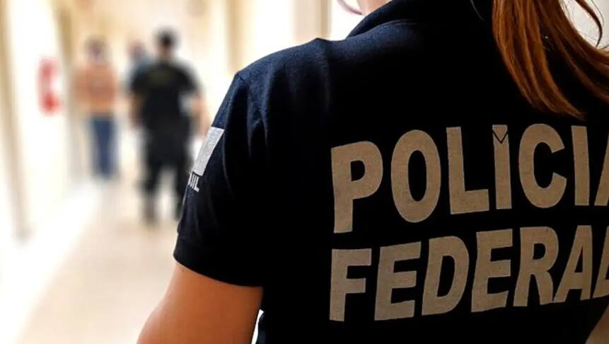 Polícia Federal cumpre mandados de busca e apreensão em endereços ligados a Carlos Bolsonaro nesta segunda-feira (29)
