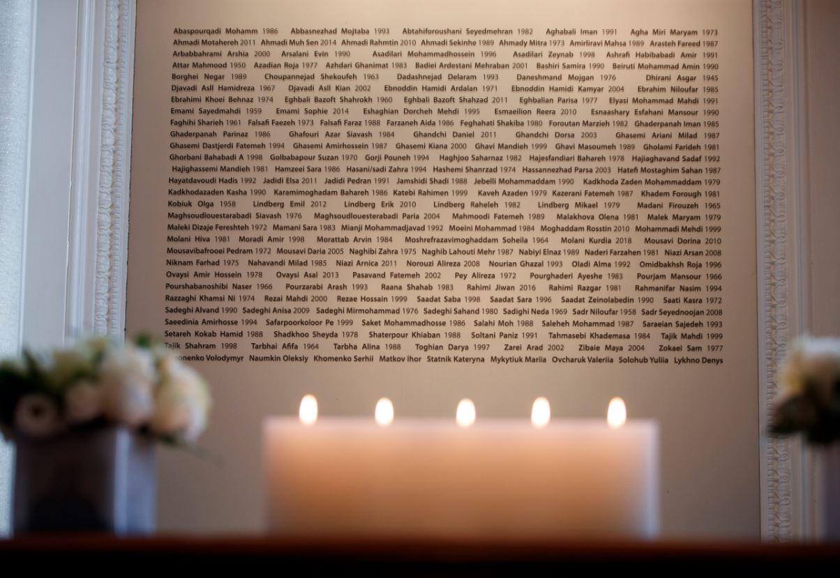 Velas em monumento em homenagem às vítimas