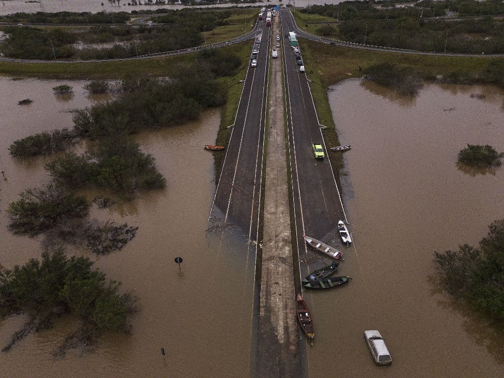 Trecho de rodovia alagado em Canoas (RS)