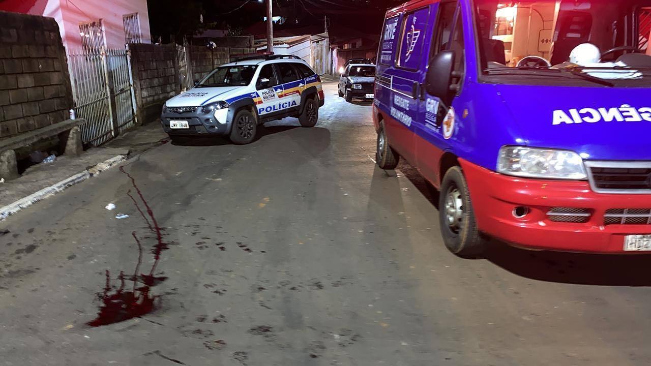 Vítima foi baleada na rua após briga familiar