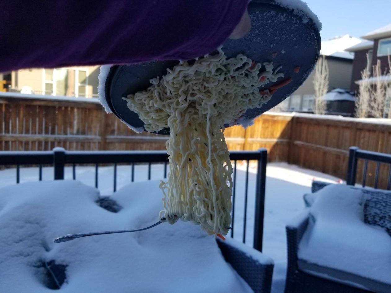 Macarronada congelou sob um frio de -32°C em Calgary, no Canadá