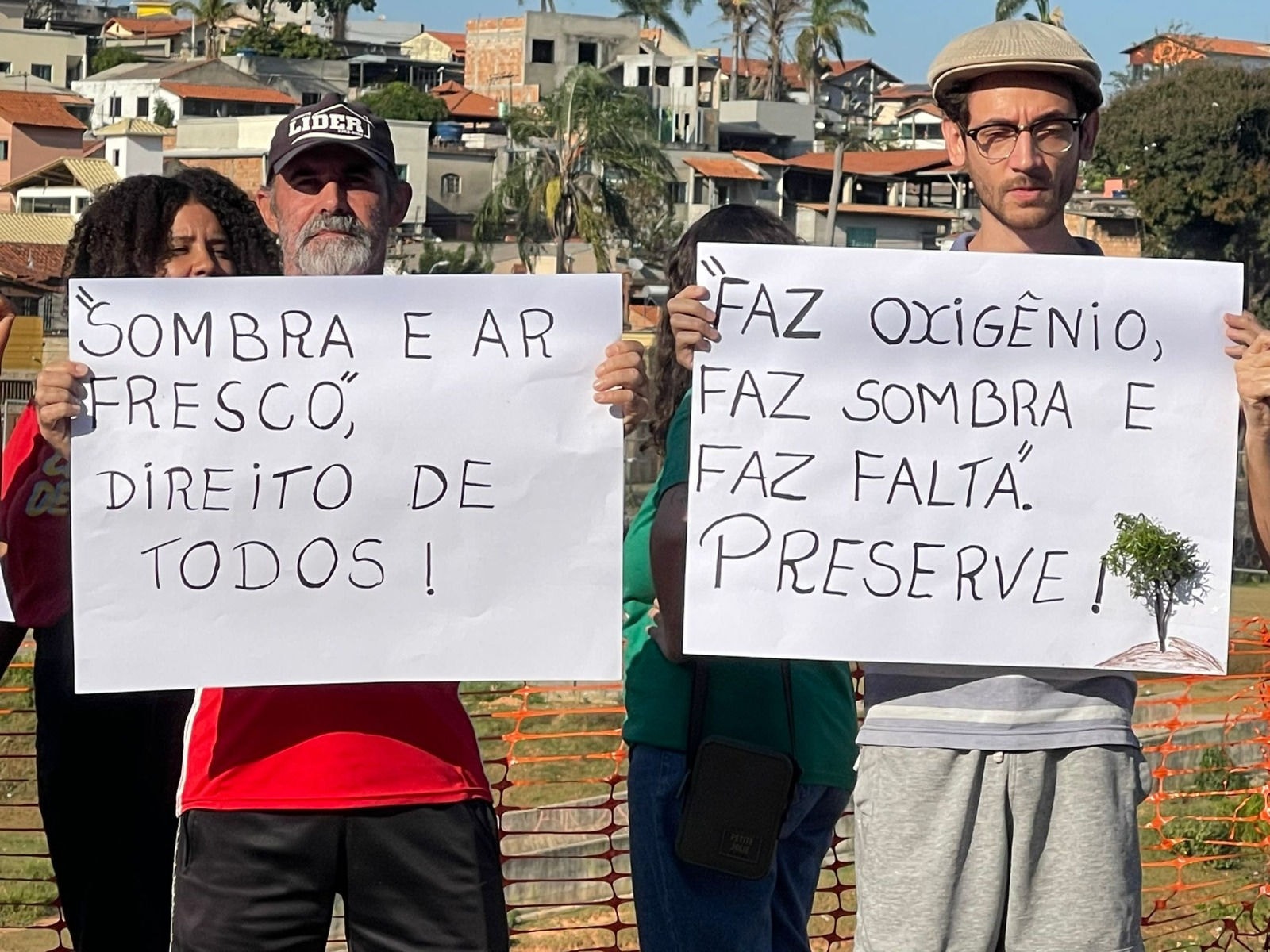 Moradores do bairro Lindéia fazem protesto contra corte de árvores