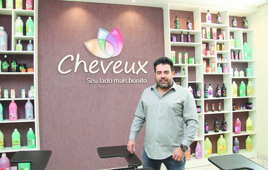 Valorização Para o diretor da Cheveux, Tiago Queiroga Villani, falar de cosméticos é falar de autoestima, de futuro e de novas perspectivas