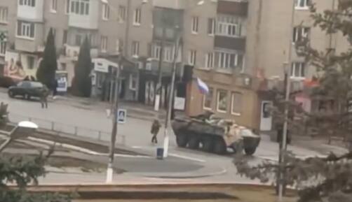 Tanques russos desfilam pelas ruas de Kharkiv