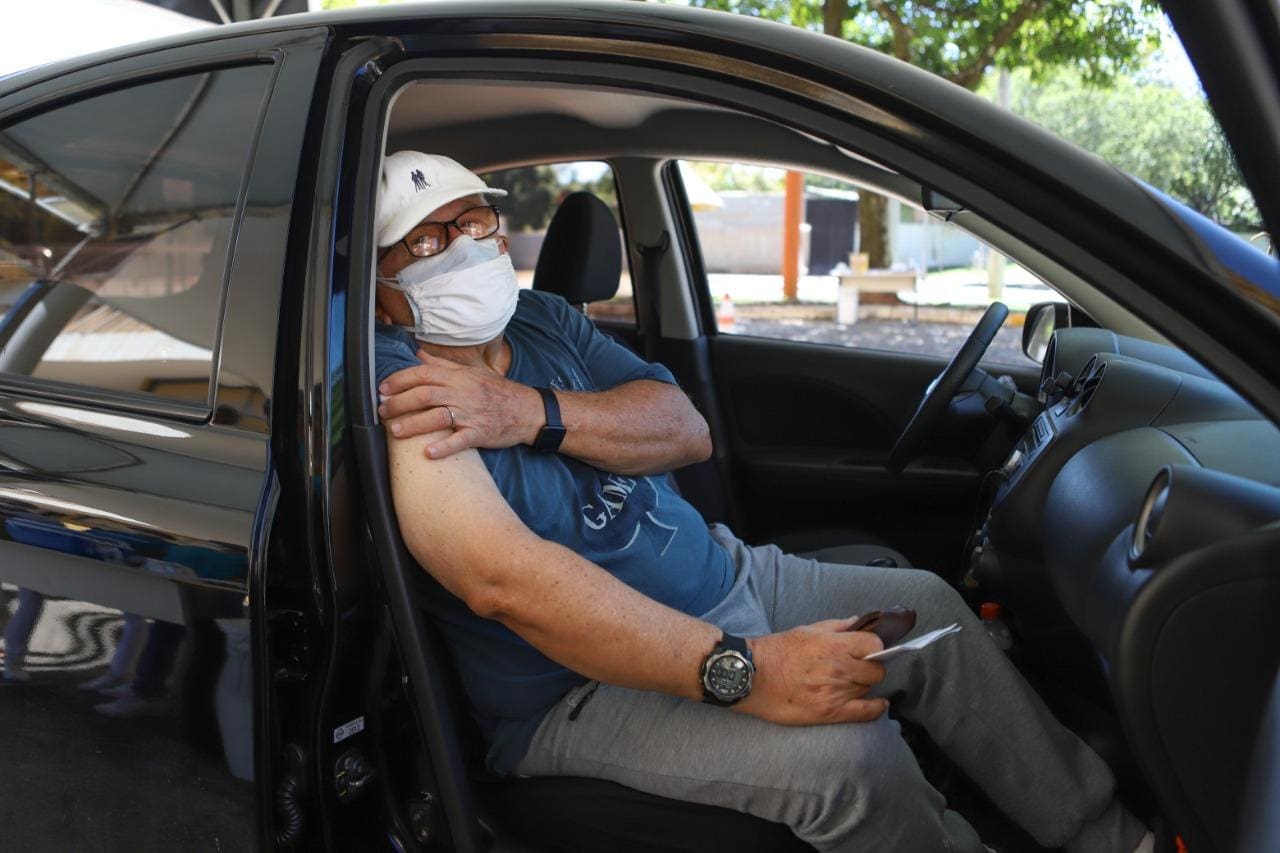 O aposentado Sebastião Cruz, de 75 anos, garantiu a segunda dose da vacina coronavac neste sábado (10).