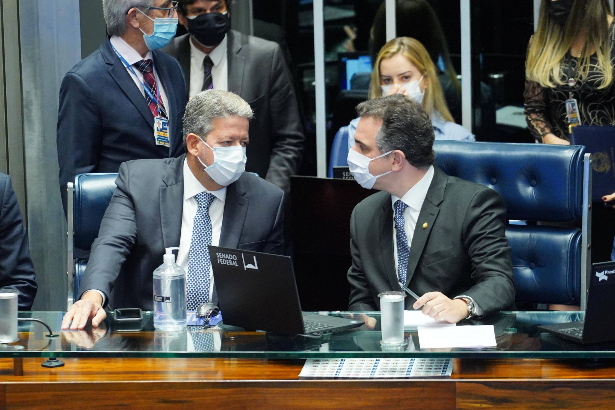 Arthur Lira e Rodrigo Pacheco durante sessão do Congresso Nacional