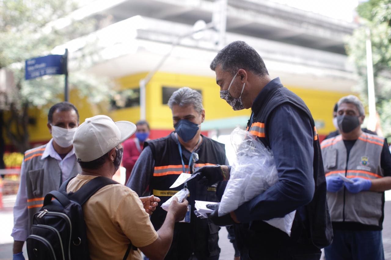Agentes da prefeitura distribuem máscaras a pessoas com deficiência no centro da capital