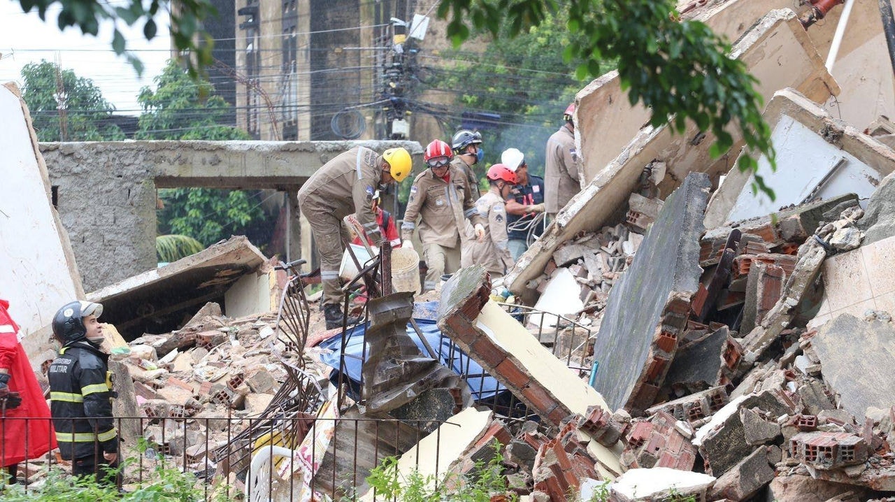 Equipe de resgate busca sobreviventes em prédio que desabou no Grande Recife