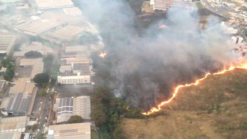 No vídeo é possível ver a dimensão do incêndio combatido pelos bombeiros nesta quinta (16)