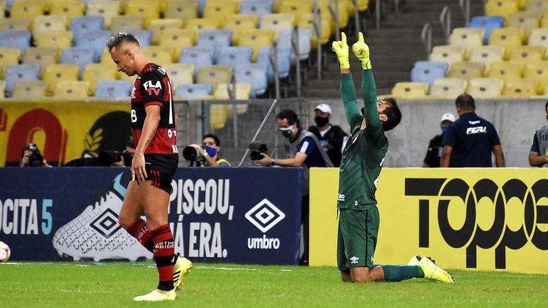 Muriel comemora defesa de pênalti cobrado por Rafinha que deu o título da Taça Rio ao Fluminense