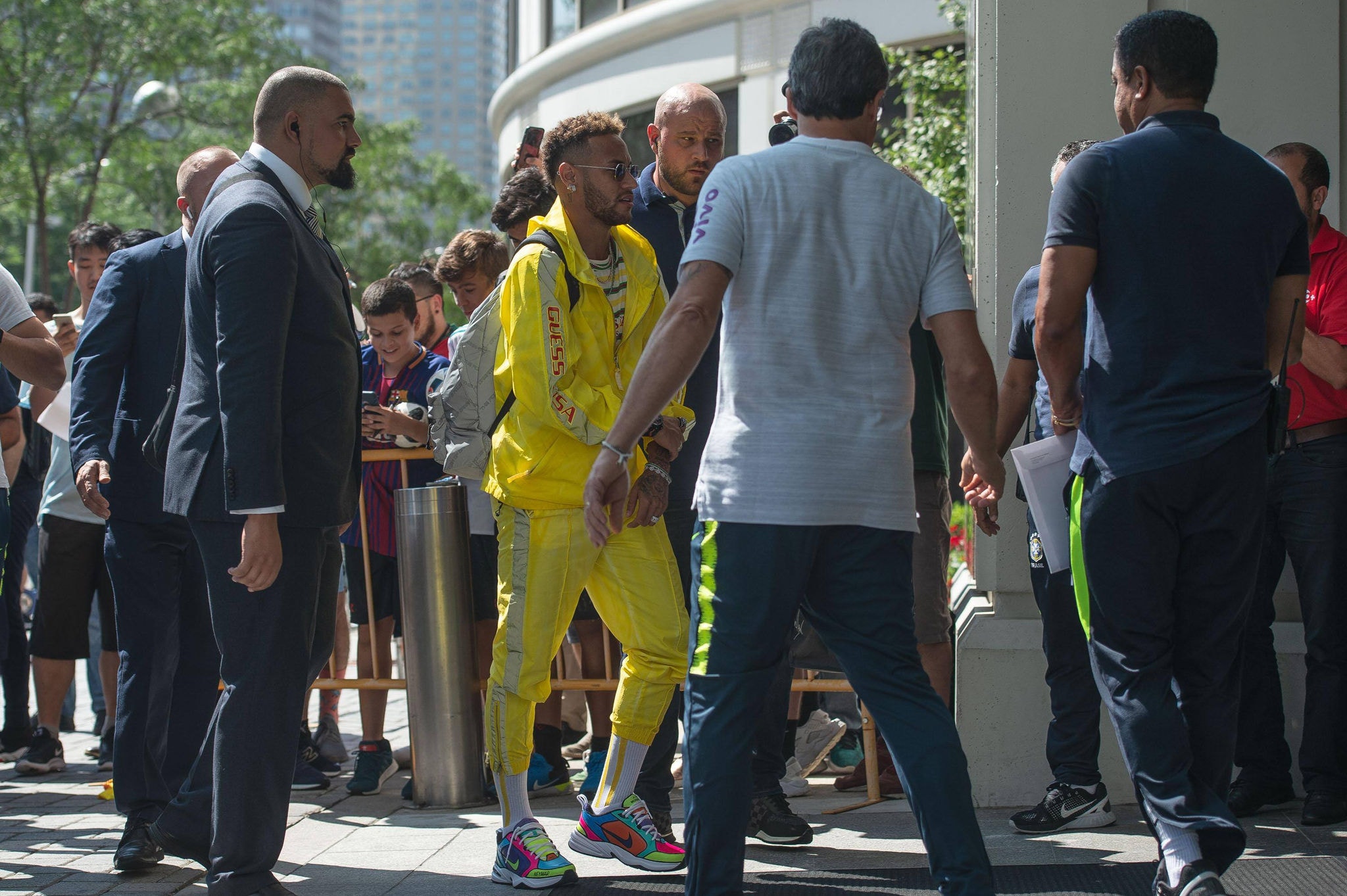 Tênis colorido de Neymar foi feito 'sob medida' e custa até R$1850