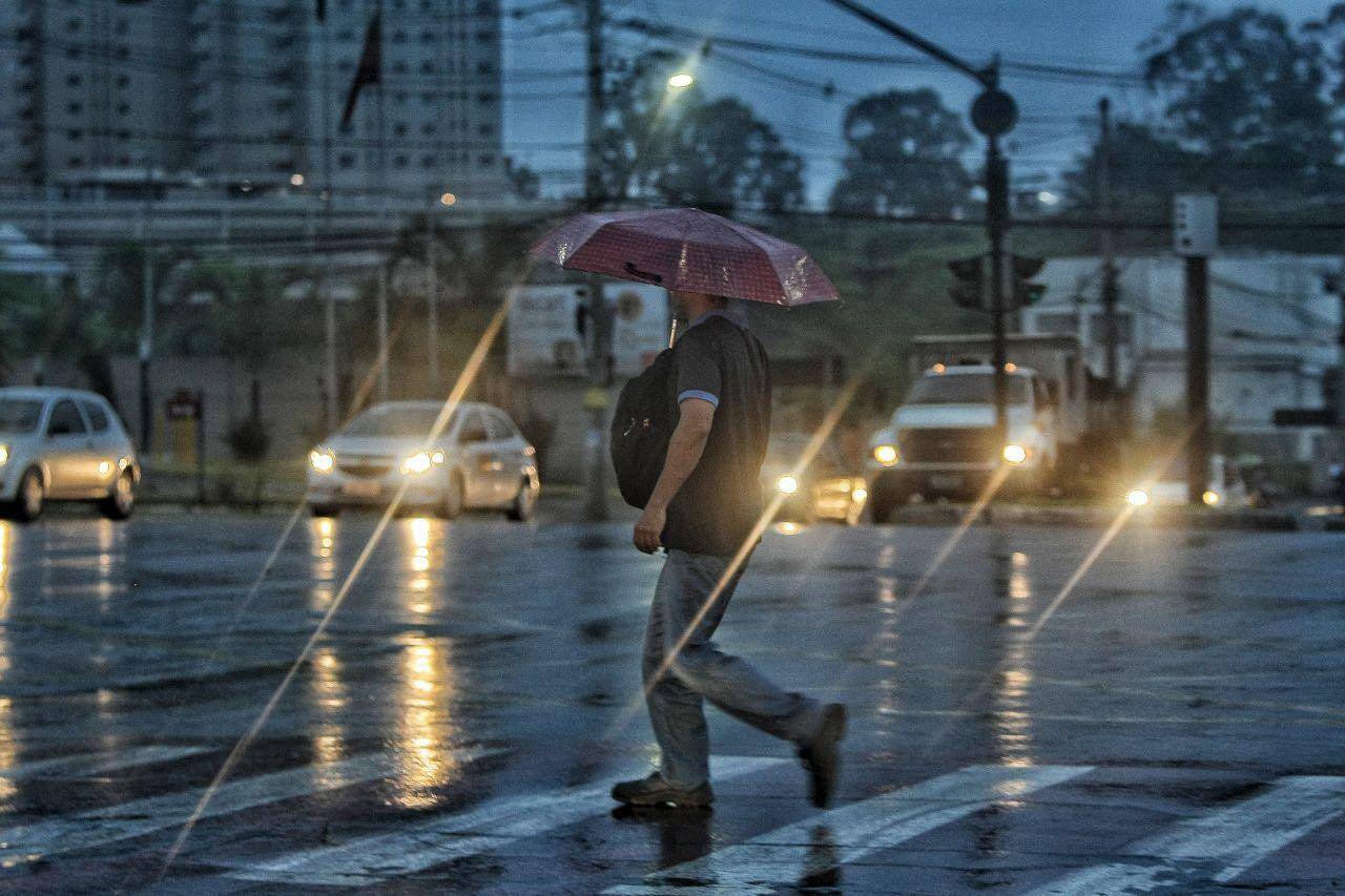 Belo-horizontinos devem esperar chuva forte a partir desta quarta