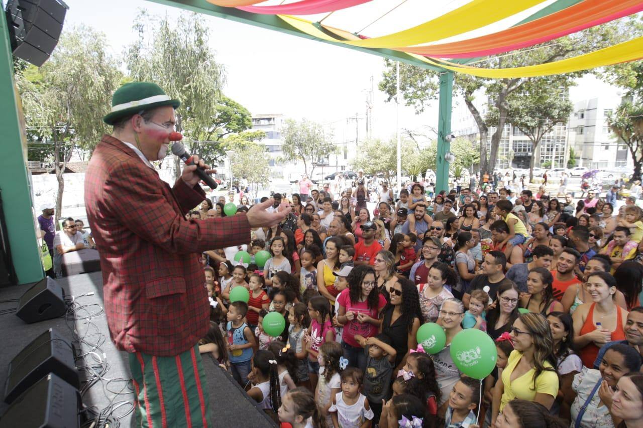 Crianças se divertem na praça da Glória, em Contagem