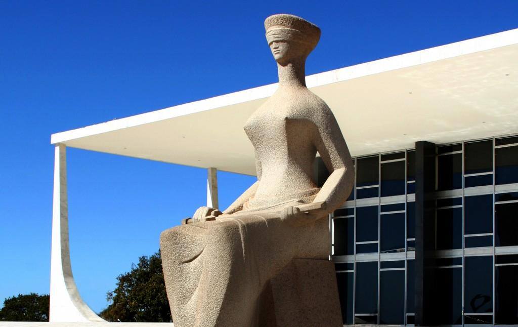 A estátua "A Justiça" em frente ao prédio do Supremo Tribunal Federal, localizado na praça dos Três Poderes, em Brasília