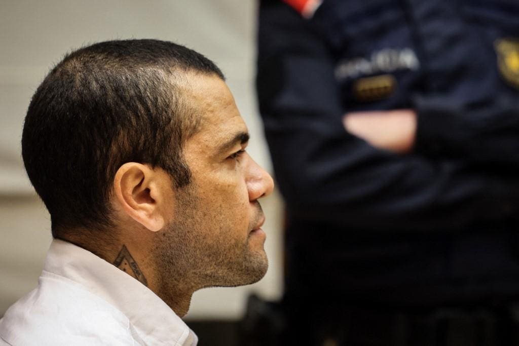 Daniel Alves durante julgamento do caso na Espanha