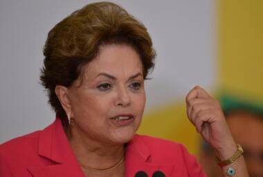 Dilma ironiza choque de gestão de Aécio e rebate ataques de Campos