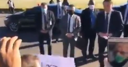 Bolsonaro é cobrado por manifestante no Palácio da Alvorada